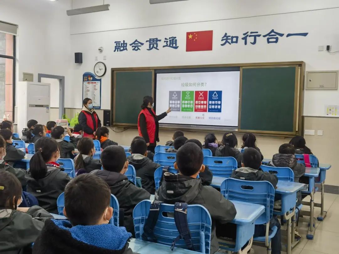 1679020807421696.jpg 華展貓先生,垃圾分類項目活動現場,智能垃圾分類廠家.jpg